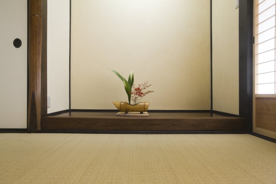 旅館の和室に設えられたシンプルな蹴込み床