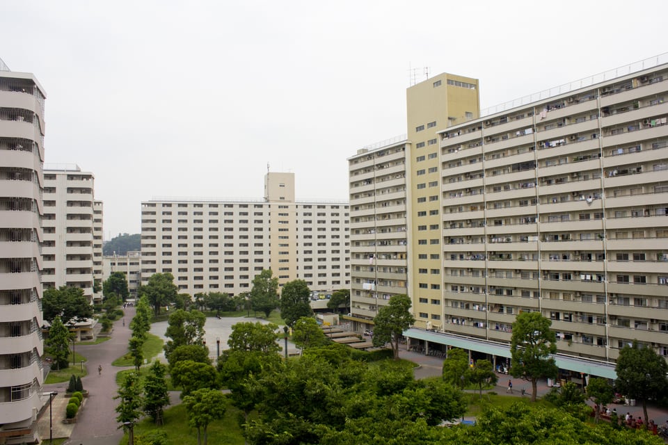 集合住宅の代表ともいえる高島平団地のマンション風景