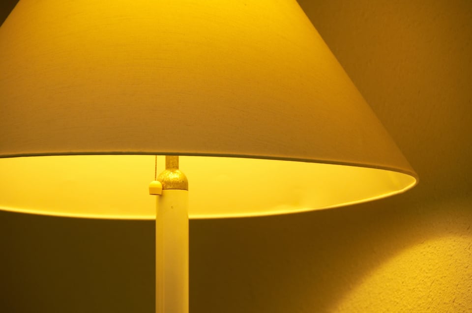 寝室の照明によく使われるベッドサイドランプ
