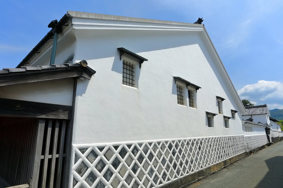 日本の道100選の一つである菊屋横町の生子壁
