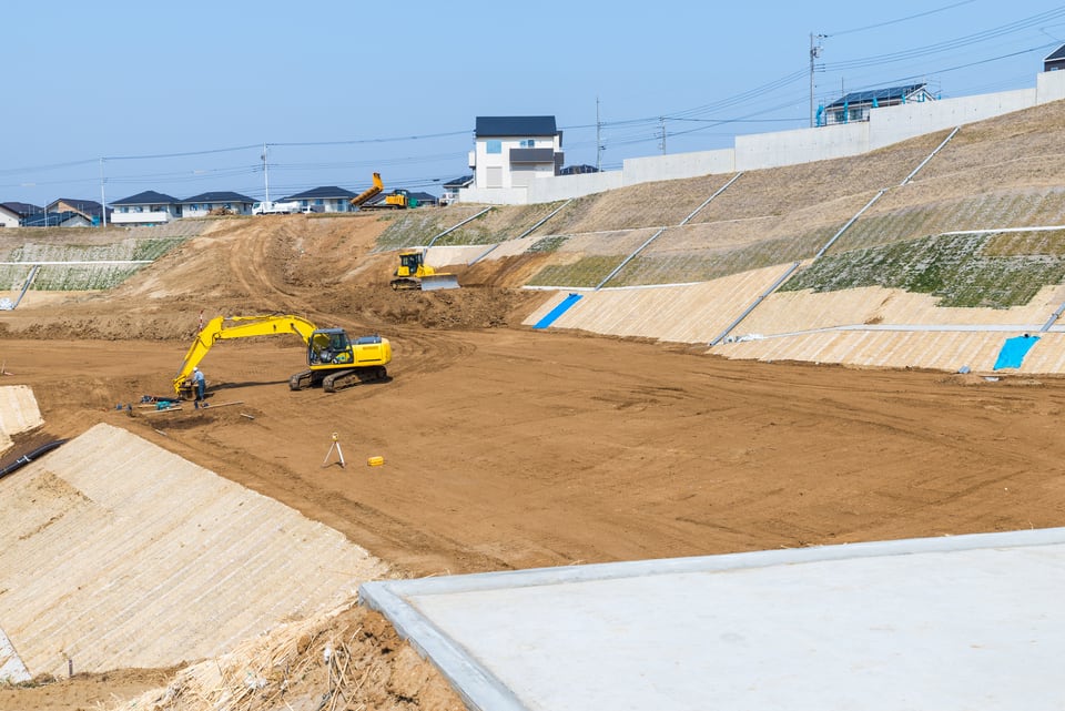 斜面を平らにするために行われる盛土