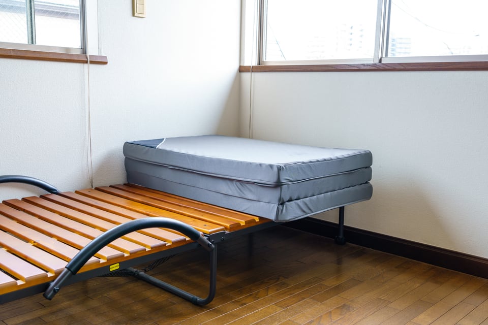 床板部分がすのこでできている折りたたみベッド
