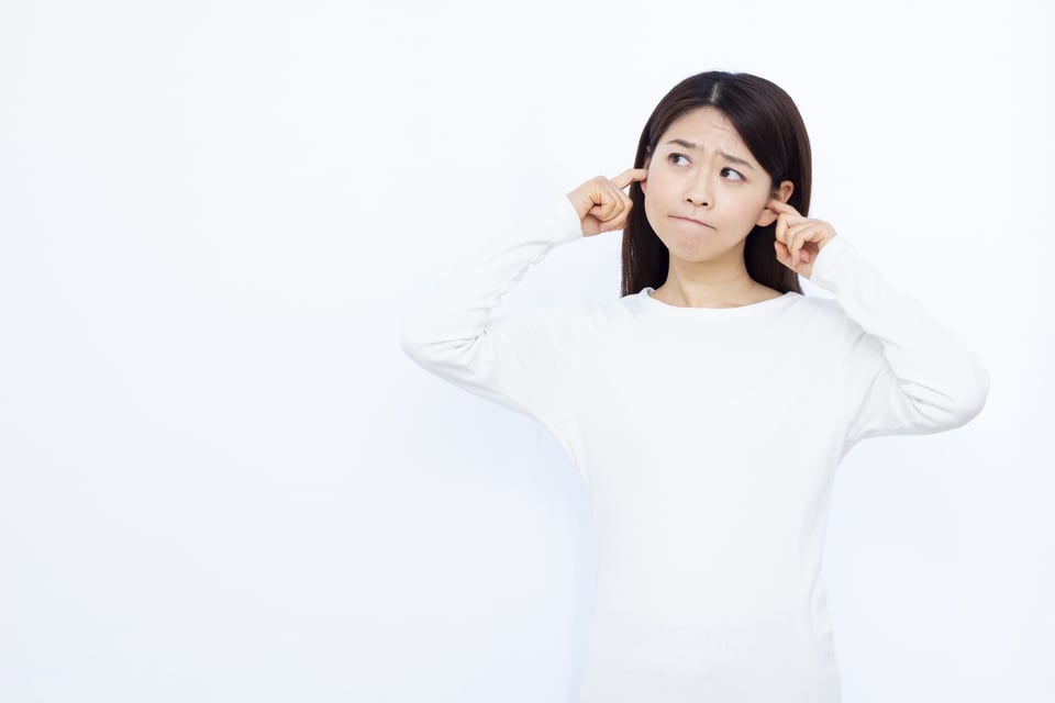 騒音を不快に感じている女性