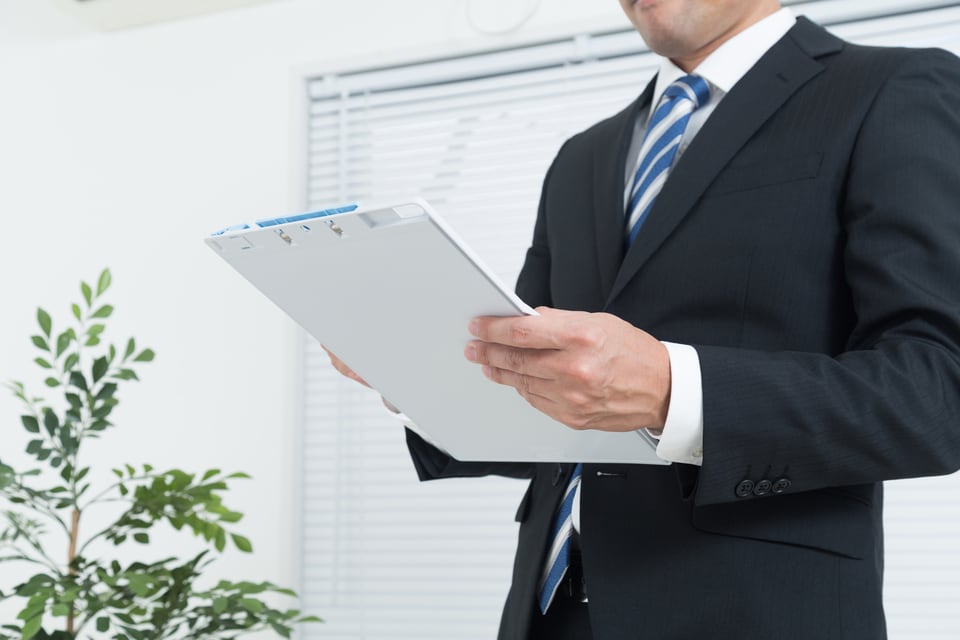 退去立ち会い日に、室内の状況をチェックする管理会社の担当者