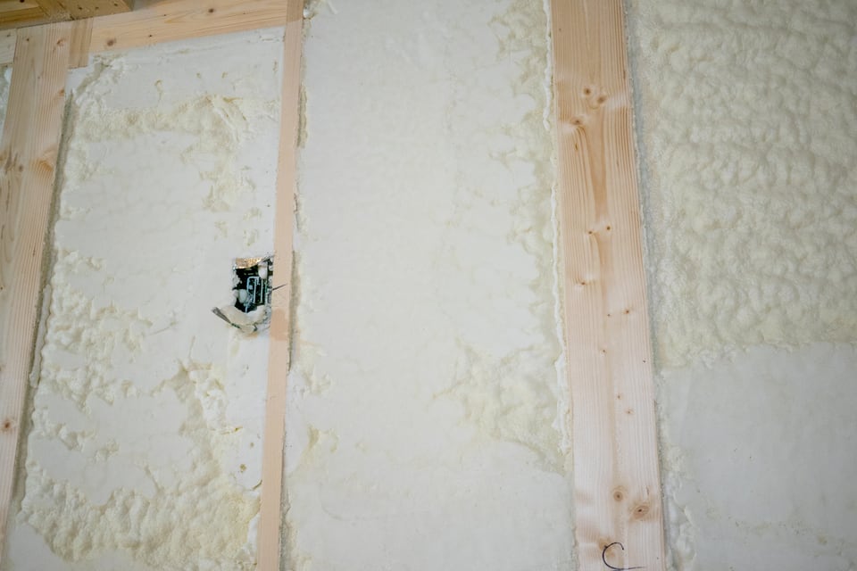 断熱性を高めるための、吹付断熱材を用いたリフォームを行う戸建住宅