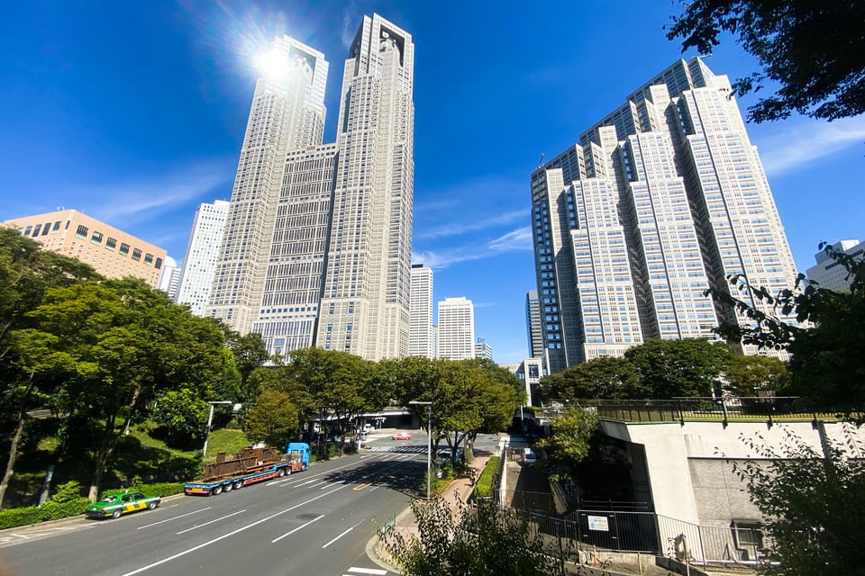 中高層階住居専用地区となる区域につながる道路とその街並み
