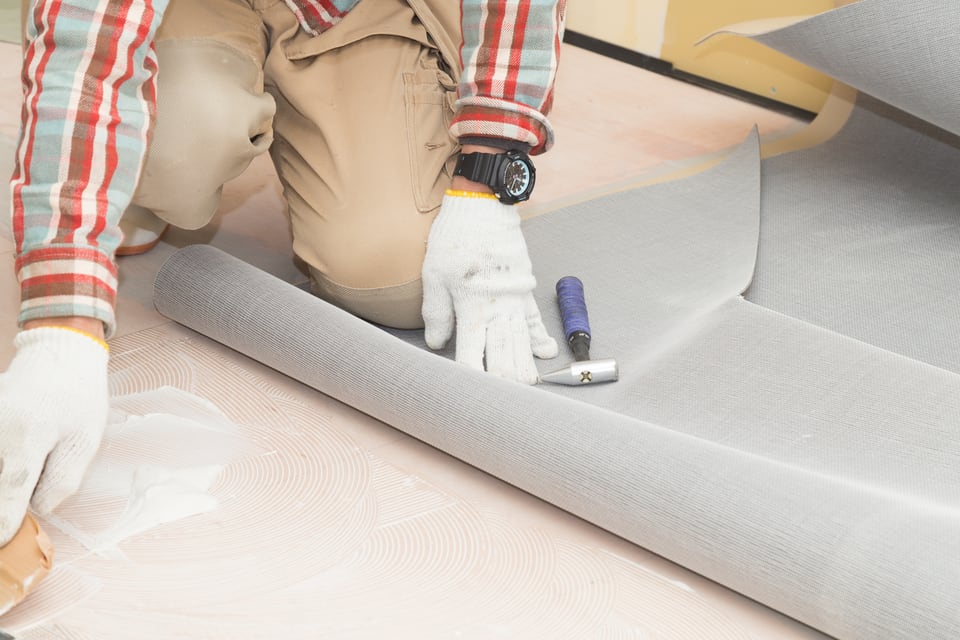 直床工法でカーペットを仕上げ材として貼っている職人