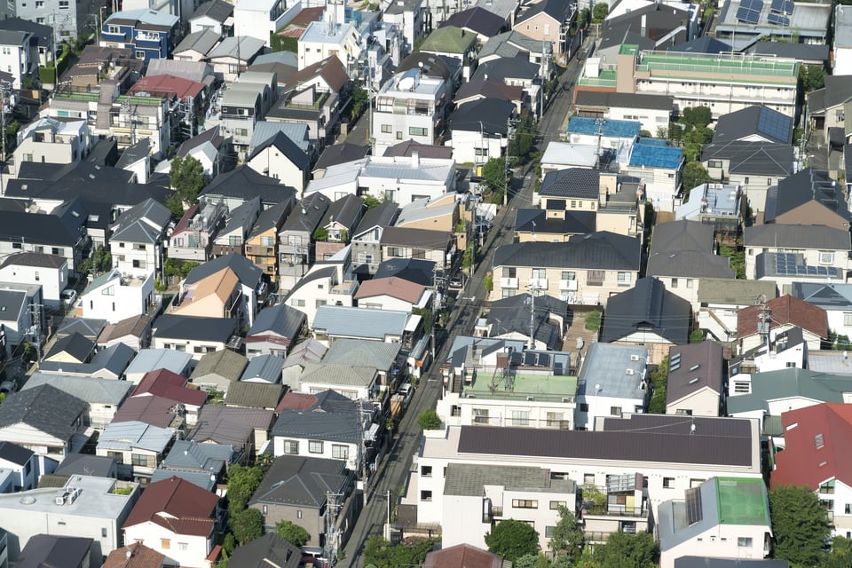 上空から見た低層住宅が立ち並ぶ住宅地