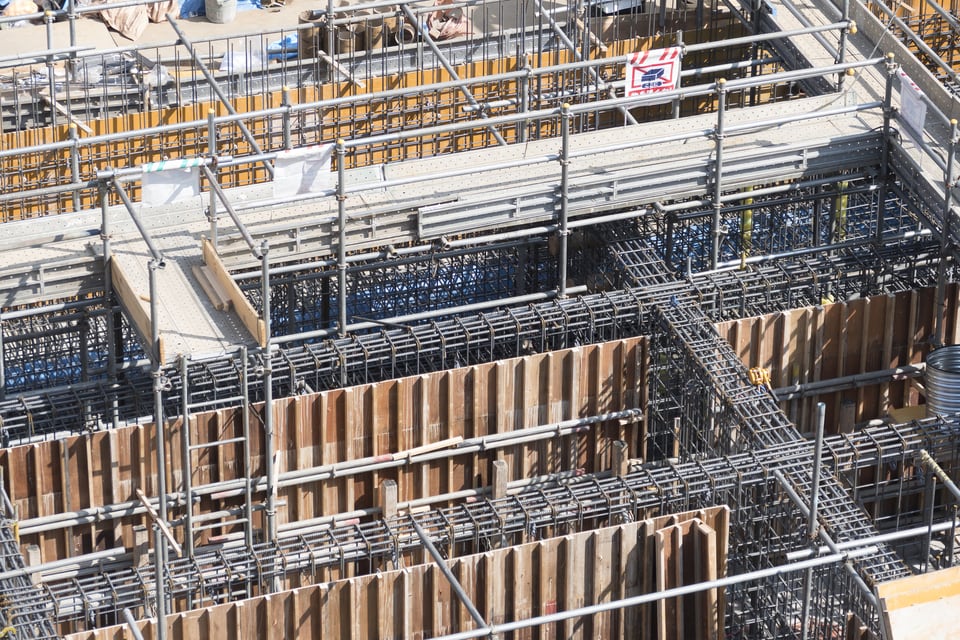 鉄筋コンクリート構造の大規模商業施設を建設中の工事風景