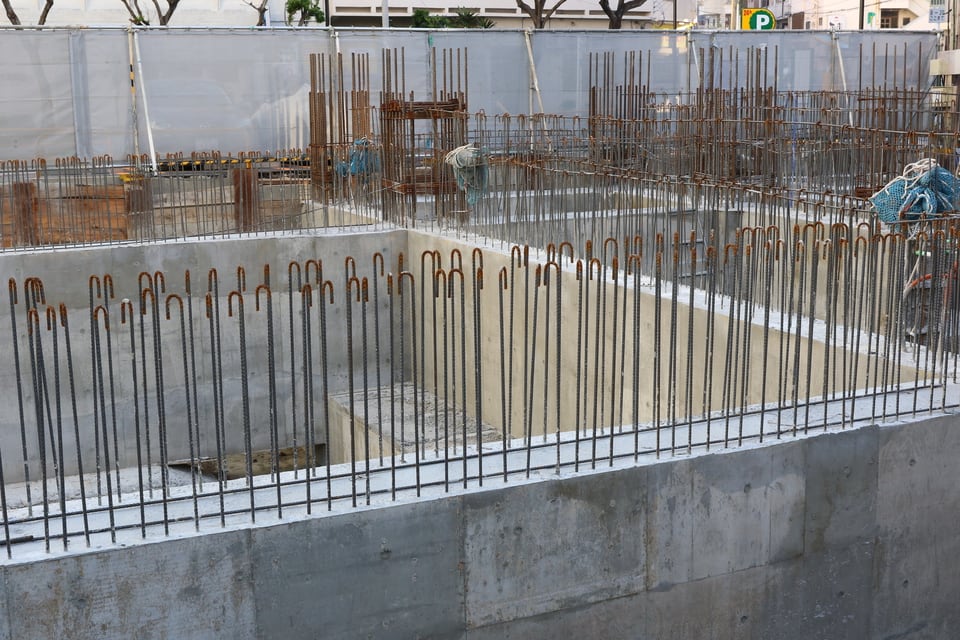 鉄筋コンクリート構造のビルを建築する現場風景
