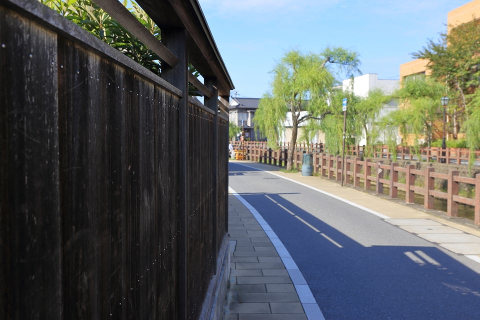 和風の家屋にマッチした板塀