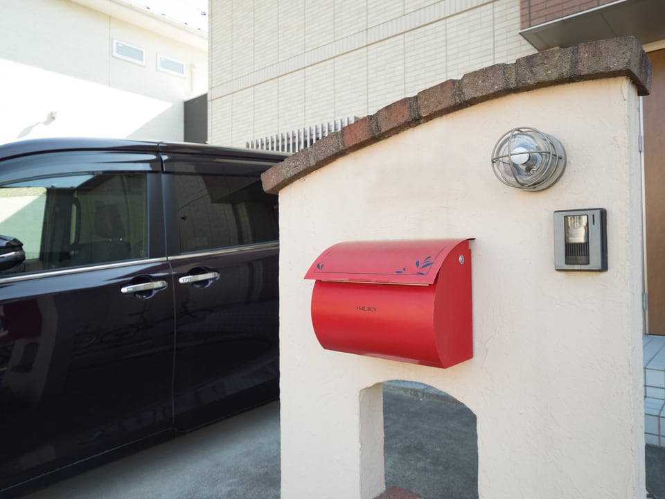 壁掛け型ポストを設置している門柱のある戸建住宅
