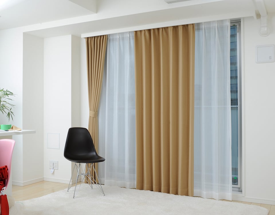 茶色の防炎カーテンを使用している部屋