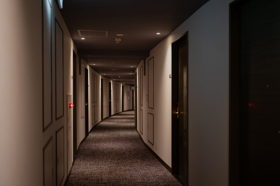 ホテルの長い廊下等に用いられる4路スイッチ