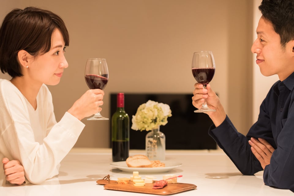 夫婦の結婚記念日を祝うDINKS夫婦