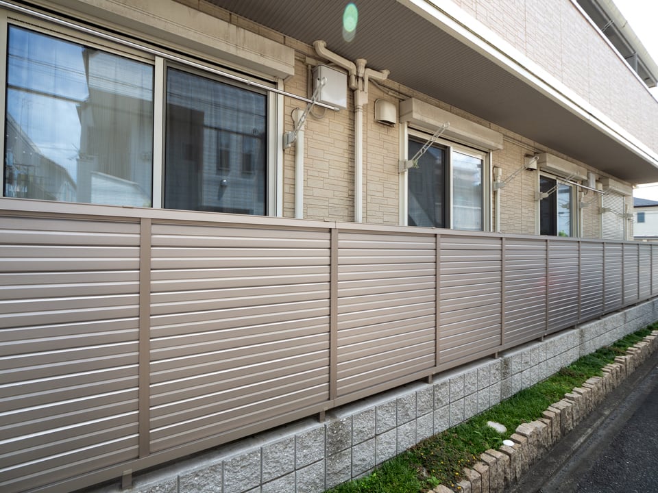 集合住宅に設置された、プライバシーを守るためのアルミフェンス