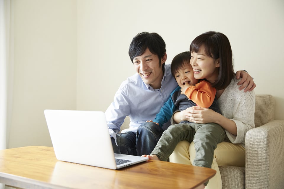 インターネット開通工事が完了した部屋でネットを使用する家族