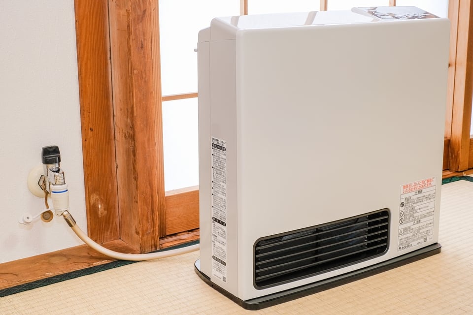 ガスコードで燃料を供給するガスファンヒーターのある和室