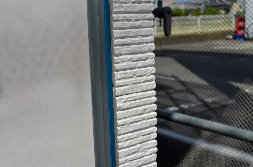 サイディングコーナーのジョイナーを使用した建物