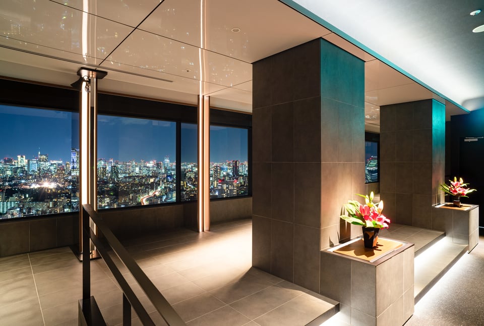 恵比寿ガーデンプレイスタワーのスカイラウンジの内観と夜景