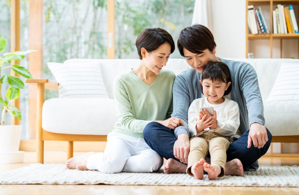 スマートウェルネス住宅のリビングでくつろぐ家族