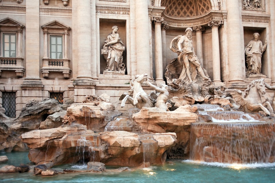 トラバーチンを使用して建築されたローマのトレビの泉