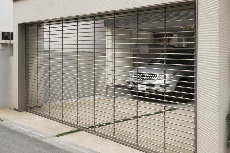 住宅街の車庫に設置されたパイプシャッター