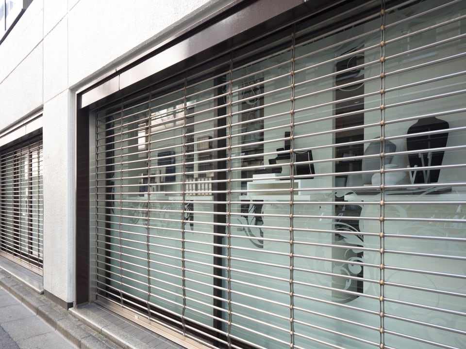 店舗に設置されたパイプシャッター