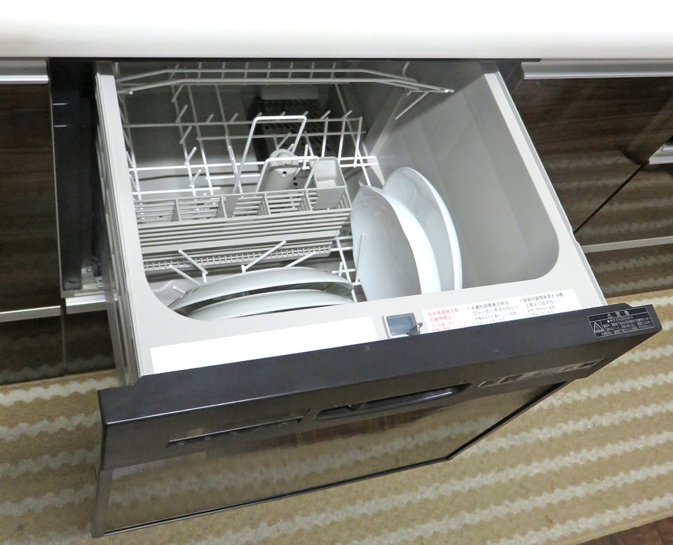 キッチンに組み込まれたビルトイン食器洗い乾燥機の中