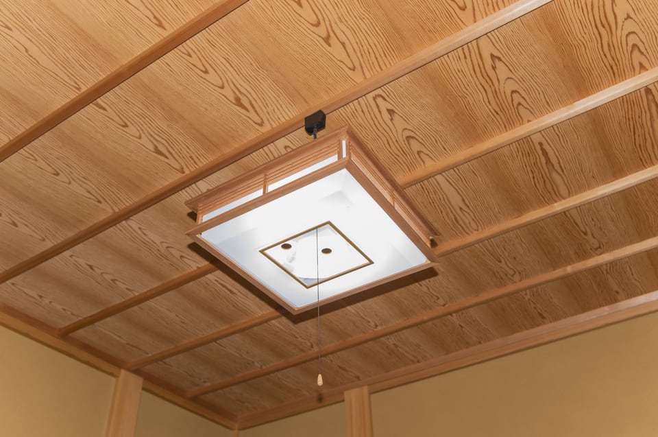 プルスイッチのついた和室の天井の照明