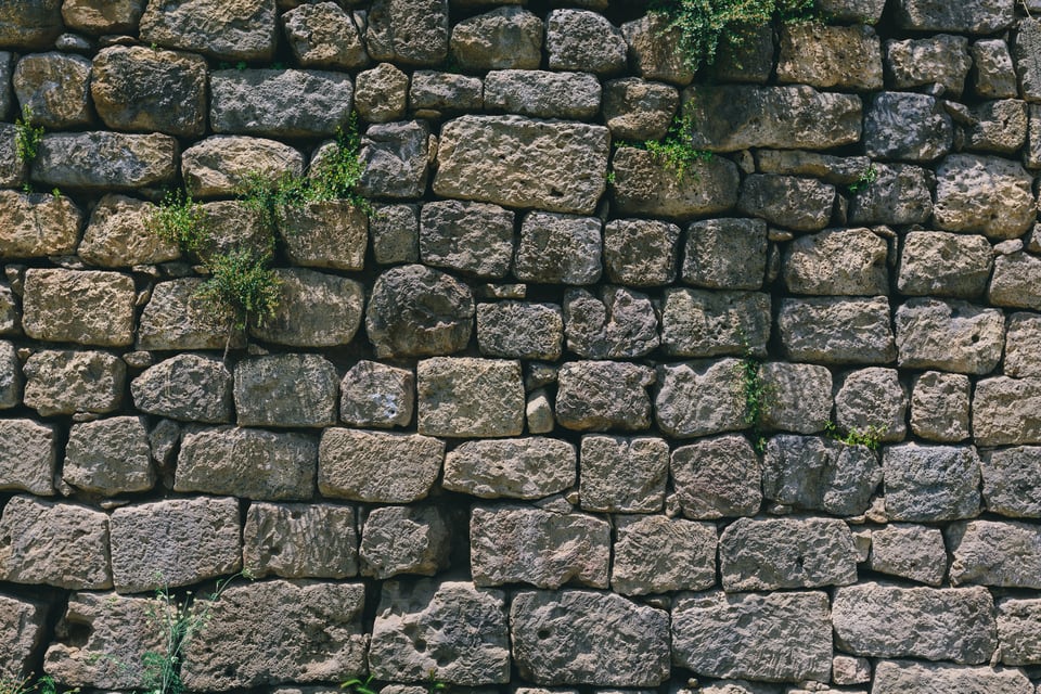 石造りの塀や壁にもよく見られるわらい目地