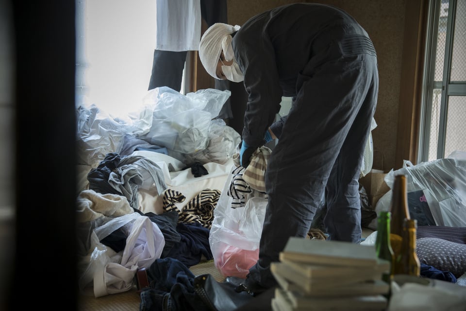 悪臭トラブルの原因となっているゴミ屋敷を片付ける清掃業者