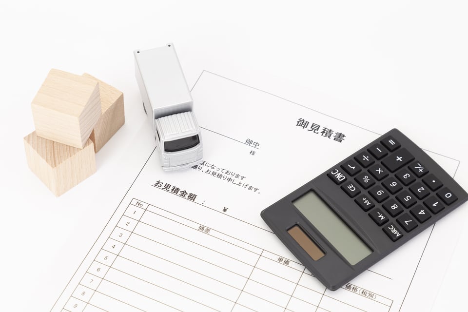 机に置かれた引越し費用の見積書