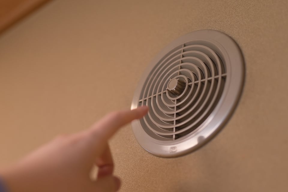 温度差換気を効率的に行うため上部に設置された換気孔