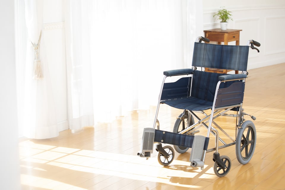 フローリングなどの平らな床で使われることが多い一般的な介助用標準型車イス