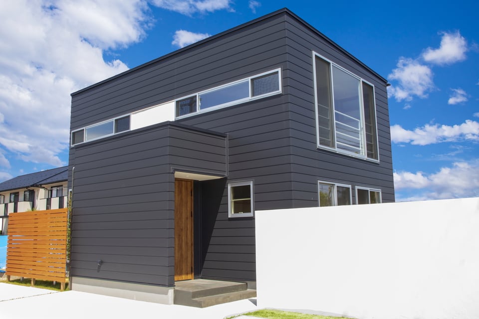 シックな印象を与える黒色の外装材を使った戸建住宅
