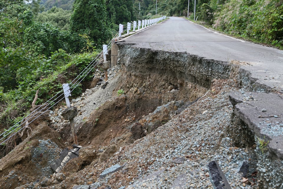 崖崩れによる被害を受けた道路