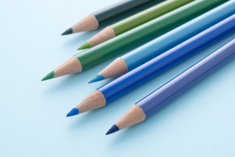 青や青紫といった系統の色の総称である寒色の色鉛筆