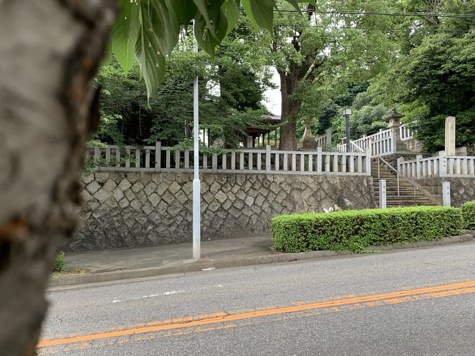 神社の境内入口にある間知石を積んだ石垣