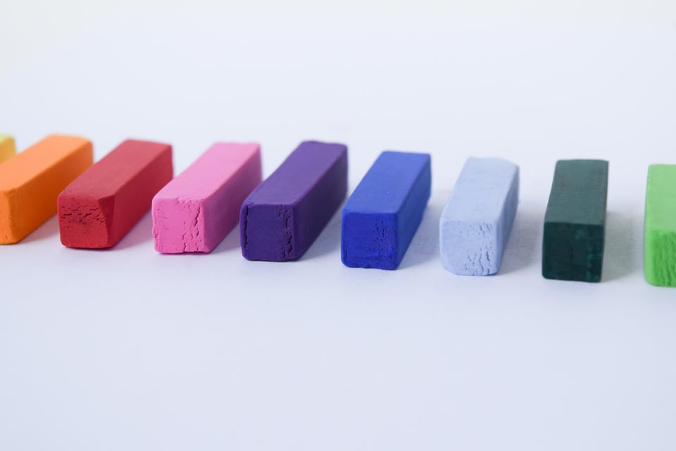様々な顔料が使用されたチョーク