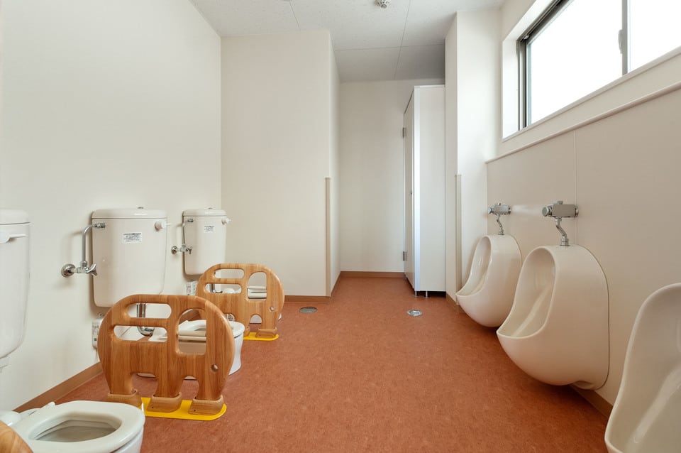 子どもが利用しやすい工夫がされている幼児用共同トイレ