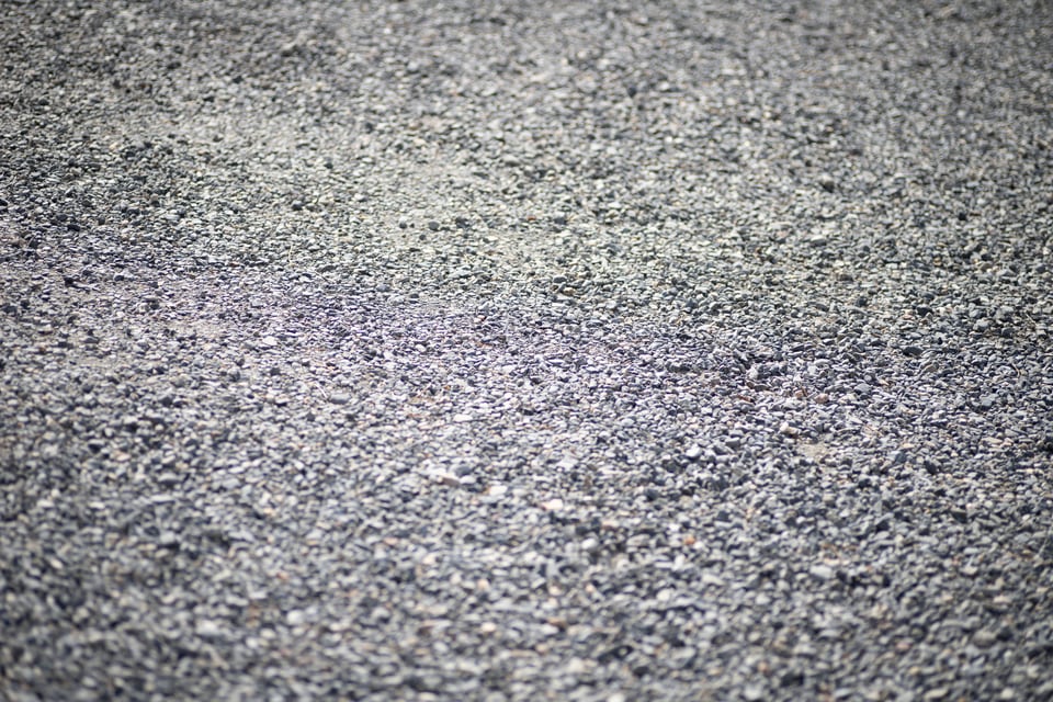 一般通路などに敷かれる細かい小石状の砂利