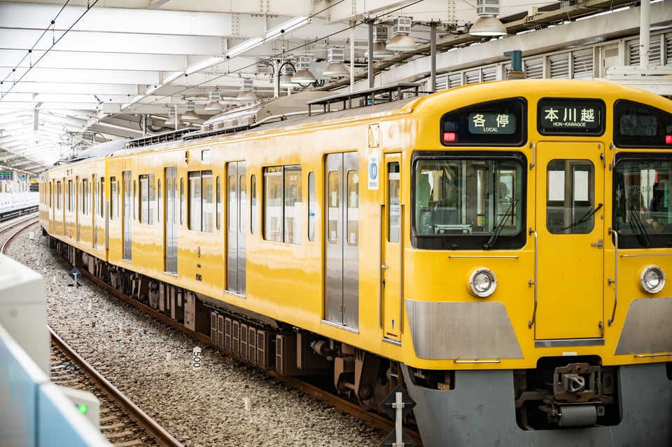 始発駅で出発を待つ西武新宿線の車両