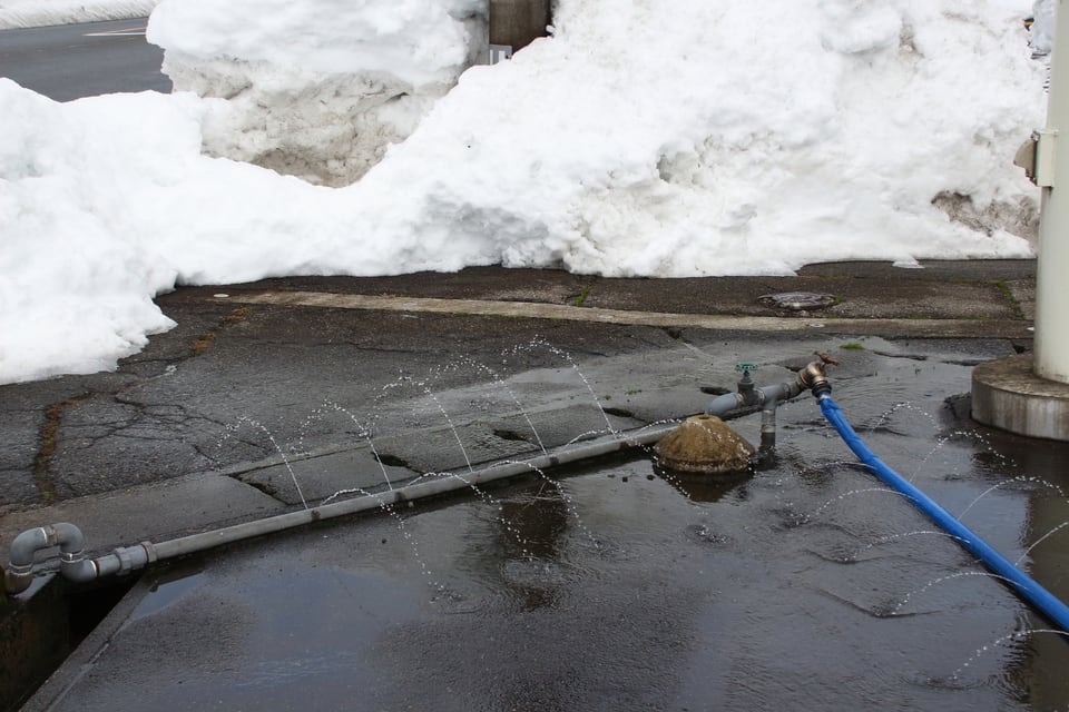 自動降雪センサーが設置された散水融雪設備