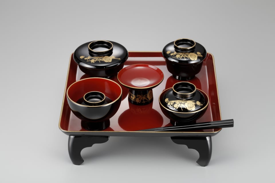 漆は特別な食器から日用品まで幅広く使われる