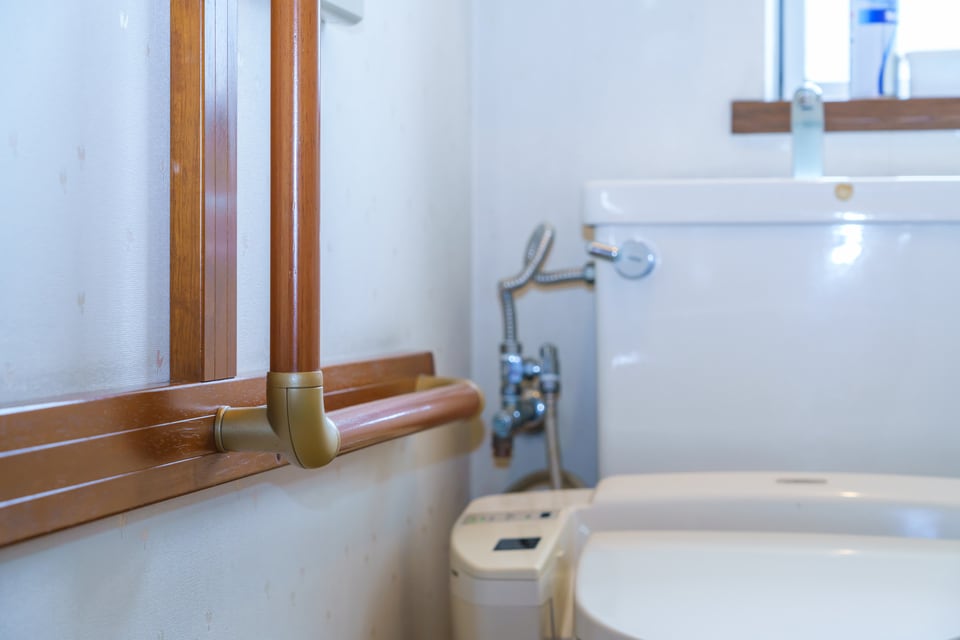 トイレに設置されているL型の手すり