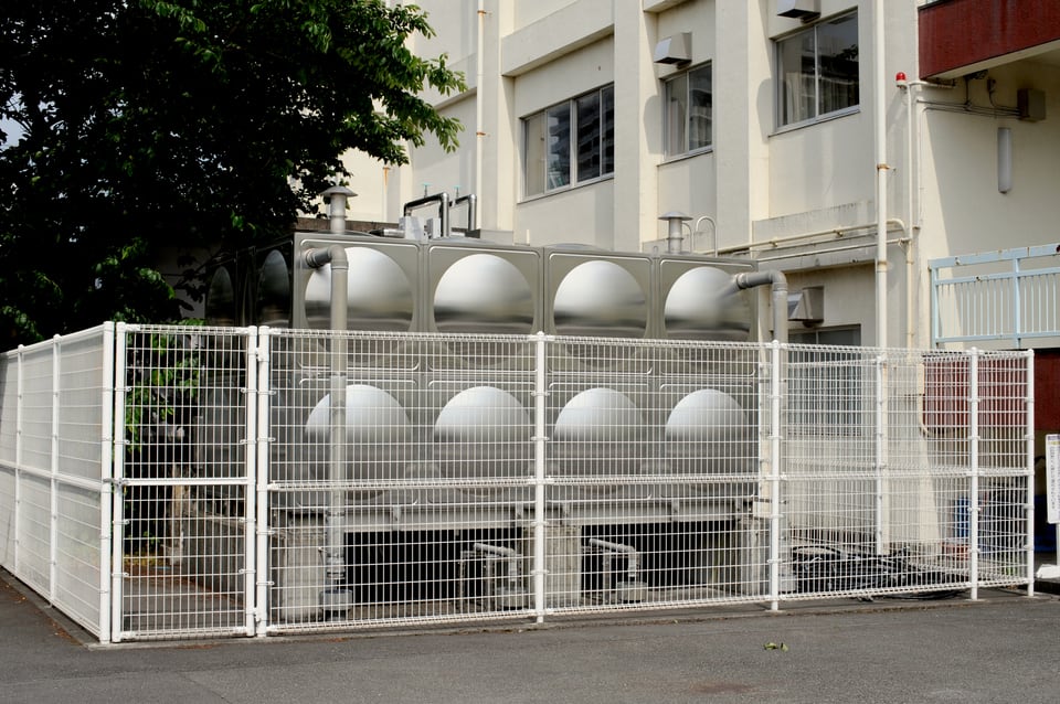 小学校にある受水槽式給水用の設備
