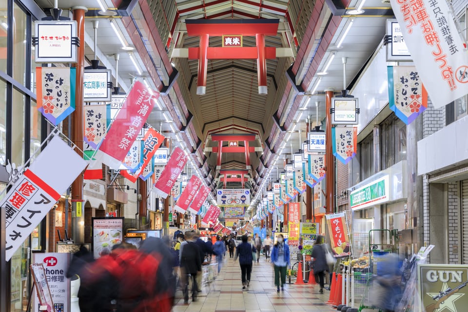 多くの人で賑わう都市部の商店街