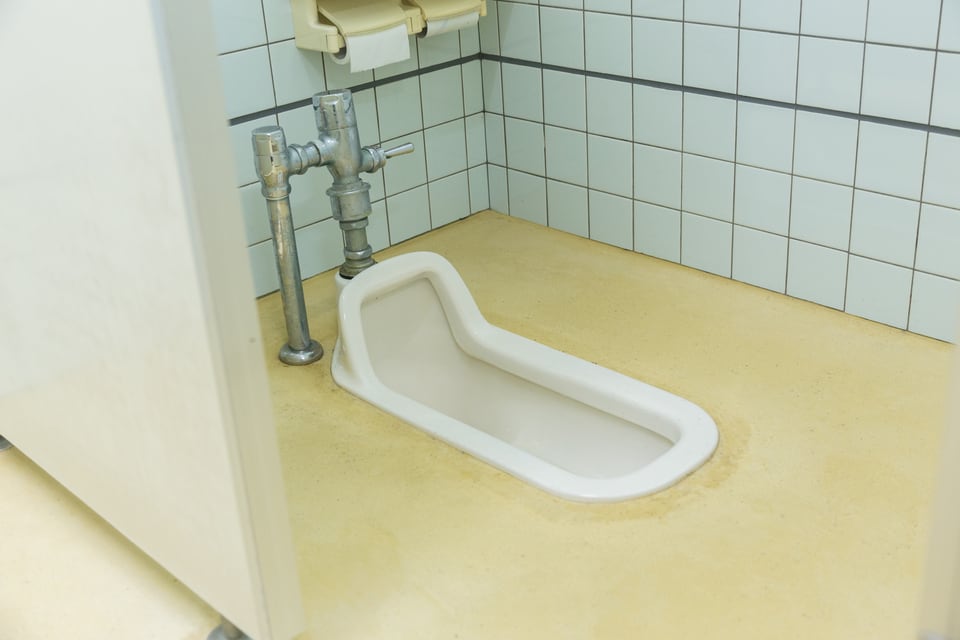 給水管にフラッシュバルブが付いているタイプの床上給水和風便器