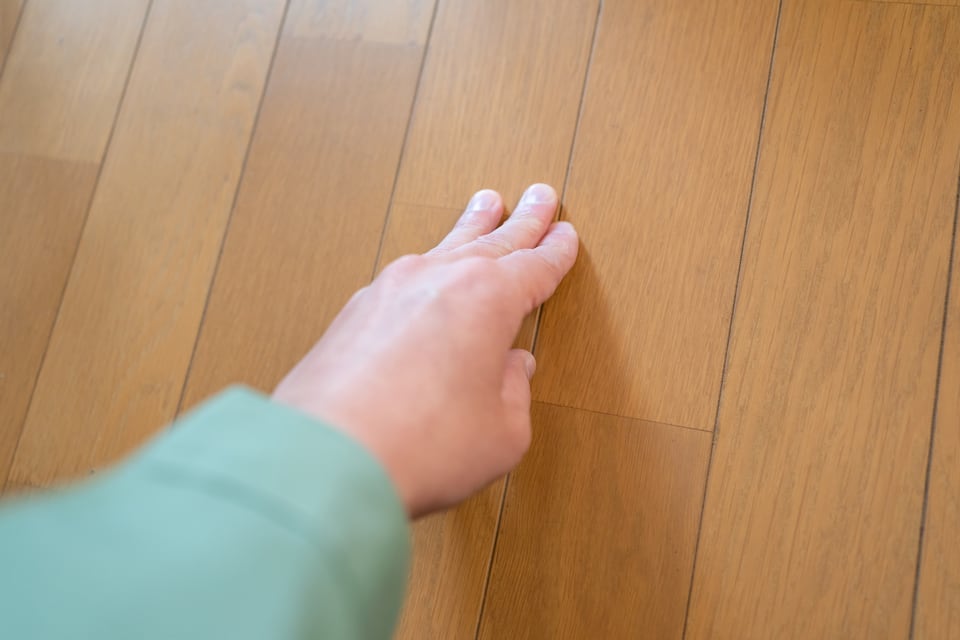 不動産業者が床鳴りを確認している様子